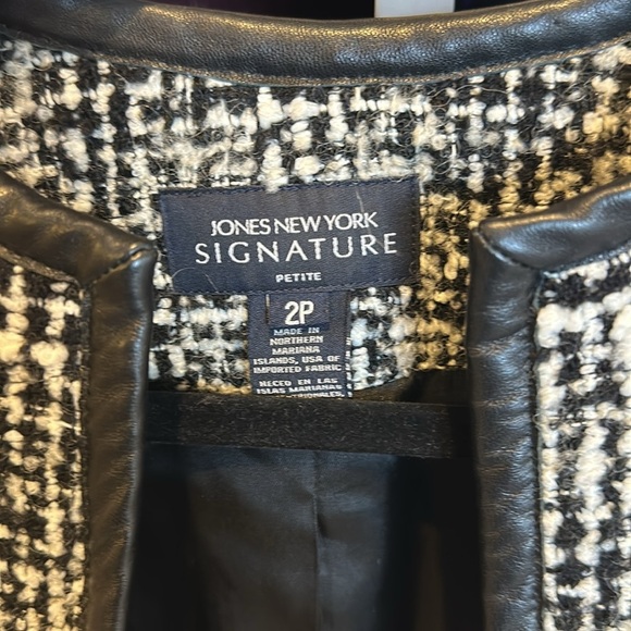 Jones New York black/white/gray open front faux leather trim blazer size 2P - Picture 2 of 3